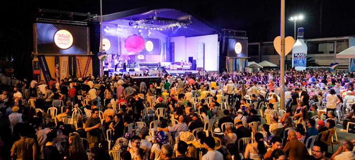 &lsquo;Encuentro de Mel&oacute;manos y Coleccionistas&rsquo; prendi&oacute; luces en la Feria con m&uacute;sica tropical