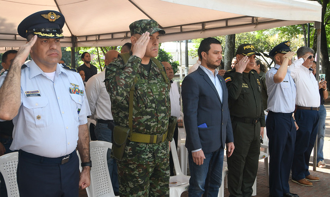 Cali rindi&oacute; un homenaje a los h&eacute;roes de la patria y a sus familias