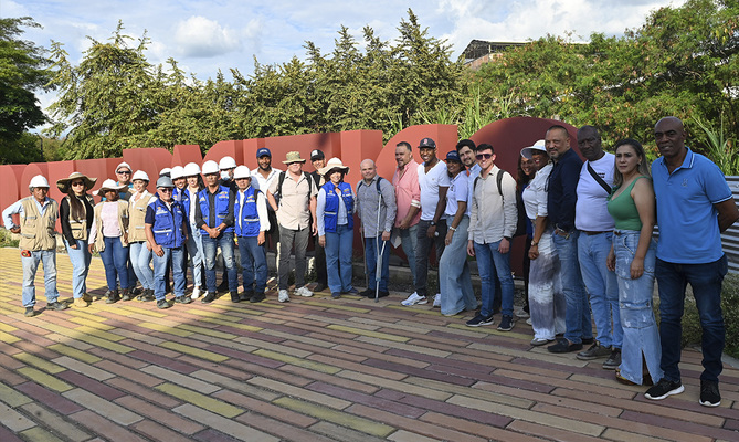 Integrantes del Observatorio Ciudadano de Transparencia Parque Pac&iacute;fico  recorrieron el proyecto para conocer sus avances
