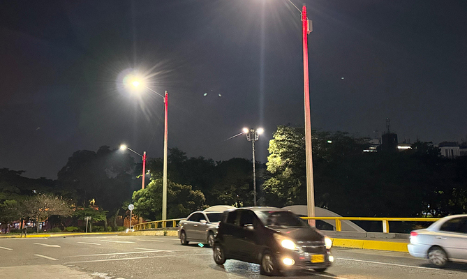 Instalamos 26 luminarias LED y doce postes trasl&uacute;cidos en el puente del Club Colombia