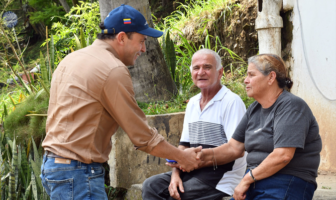 Cumpliendo con lo prometido, el alcalde Alejandro Eder traslad&oacute; su despacho a la comuna 20
