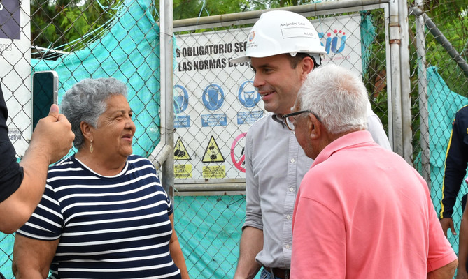 Alcalde en acci&oacute;n: Eder revis&oacute; avances de obra en la sede educativa Pablo Neruda