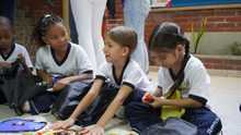Ni&ntilde;as y ni&ntilde;os de Manuela Beltr&aacute;n recibieron a Hacienda con alegr&iacute;a