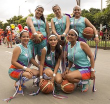 Comparsa de la Secretaria del Deporte y Recreación en el Cali Viejo
