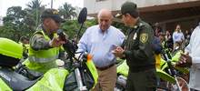 Entrega motos y polic&iacute;a 03