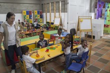 Gobierno Armitage enfoca su programa de inversi&oacute;n social en la educaci&oacute;n