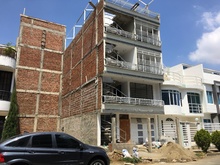 Vea c&oacute;mo construcciones irrespetan las normas urban&iacute;sticas