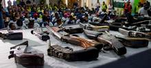 Armas por oportunidades: las fotos de la entrega de m&aacute;s de 40 armas de j&oacute;venes expandilleros