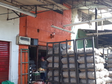 Hombres y mujeres trabajan mancomunadamente por la galer&iacute;a de Santa Elena