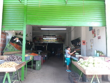 Hombres y mujeres trabajan mancomunadamente por la galer&iacute;a de Santa Elena