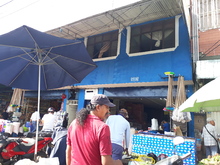 Hombres y mujeres trabajan mancomunadamente por la galer&iacute;a de Santa Elena