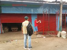 Hombres y mujeres trabajan mancomunadamente por la galer&iacute;a de Santa Elena