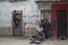 Operativo entre las autoridades golpea tres bodegas del &lsquo;mercado negro&rsquo; de autopartes