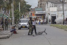 Operativo entre las autoridades golpea tres bodegas del &lsquo;mercado negro&rsquo; de autopartes