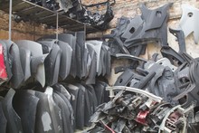 Operativo entre las autoridades golpea tres bodegas del &lsquo;mercado negro&rsquo; de autopartes