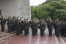 Alcald&iacute;a de Cali rinde homenaje a polic&iacute;as asesinados en el pa&iacute;s con minuto de silencio