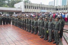 Alcald&iacute;a de Cali rinde homenaje a polic&iacute;as asesinados en el pa&iacute;s con minuto de silencio