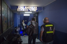 Tres salas de cine para adultos cerradas por insalubridad