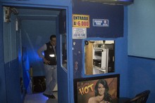 Tres salas de cine para adultos cerradas por insalubridad