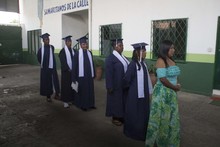 35 habitantes de calle en proceso de resocializaci&oacute;n se grad&uacute;an de b&aacute;sica primaria y maestros de obra de El Sena