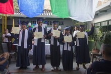 35 habitantes de calle en proceso de resocializaci&oacute;n se grad&uacute;an de b&aacute;sica primaria y maestros de obra de El Sena