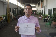 35 habitantes de calle en proceso de resocializaci&oacute;n se grad&uacute;an de b&aacute;sica primaria y maestros de obra de El Sena