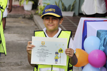 Jos&eacute; &Aacute;ngel recibe su diploma de Patrullero Escolar