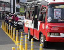 Delineadores en la calle 13