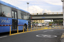 Delineadores en la calle 13