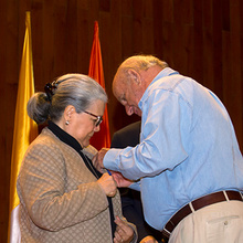 Alcalde Armitage instala la Semana de la Primera Infancia condecorando a Maritza Uribe