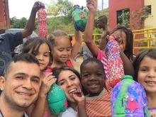 Ni&ntilde;os y ni&ntilde;as del Semillerito de Ahorro de Altos de Santa Elena construyeron sus alcanc&iacute;as con materiales reciclables. 