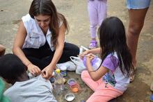 Ni&ntilde;os y ni&ntilde;as del Semillerito de Ahorro de Altos de Santa Elena construyeron sus alcanc&iacute;as con materiales reciclables. 