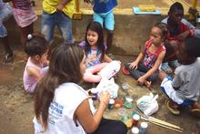 Ni&ntilde;os y ni&ntilde;as del Semillerito de Ahorro de Altos de Santa Elena construyeron sus alcanc&iacute;as con materiales reciclables. 