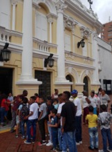 Con 120 ni&ntilde;os del extremo sur de la ciudad, arrib&oacute; la ruta navide&ntilde;a al Teatro Municipal