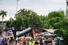 Tat&aacute;n vol&oacute; con su moto en la Feria de Cali