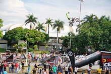 Tat&aacute;n vol&oacute; con su moto en la Feria de Cali