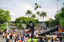 Tat&aacute;n vol&oacute; con su moto en la Feria de Cali