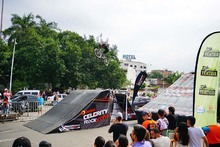 Tat&aacute;n vol&oacute; con su moto en la Feria de Cali