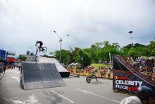Tat&aacute;n vol&oacute; con su moto en la Feria de Cali