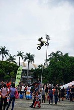 Tat&aacute;n vol&oacute; con su moto en la Feria de Cali