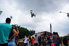 Tat&aacute;n vol&oacute; con su moto en la Feria de Cali