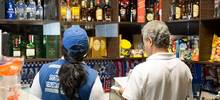 En Cali, autoridades cierran dos establecimientos por malas condiciones de salubridad y licor vencido