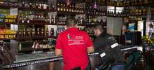 En Cali, autoridades cierran dos establecimientos por malas condiciones de salubridad y licor vencido