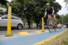 Biciusuarios transitando por el bicicarril