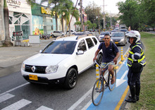 Biciusuarios transitando por el bicicarril
