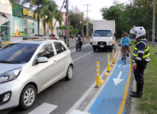Biciusuarios transitando por el bicicarril