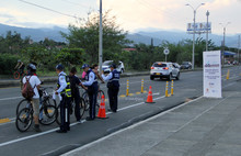 Biciusuarios transitando por el bicicarril