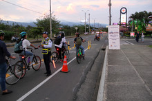 Biciusuarios transitando por el bicicarril