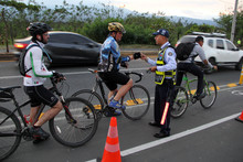 Biciusuarios transitando por el bicicarril