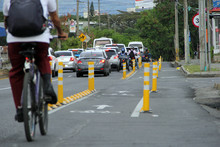 Biciusuarios transitando por el bicicarril